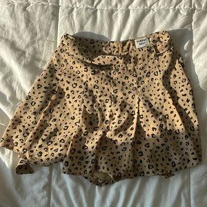 Aritzia SUNDAY BEST flare shorts leopard size 00 with belt/bow to tie